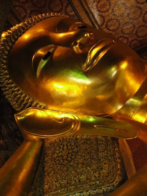 Obiective turistice Bangkok: statuia lui Buda intins Wat Pho
