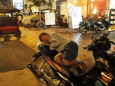 Imagini Phnom Penh: dormi pe motocicleta