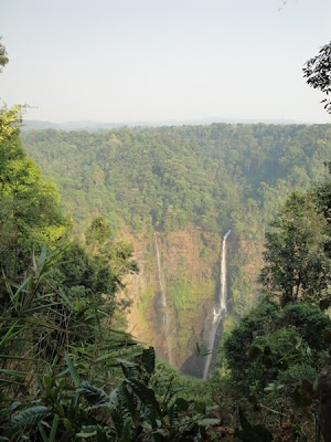 Peisaj cu cascada in Laos