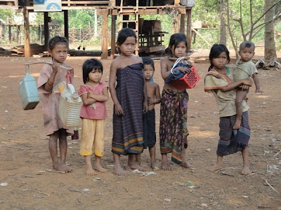 Copii desculti in Laos