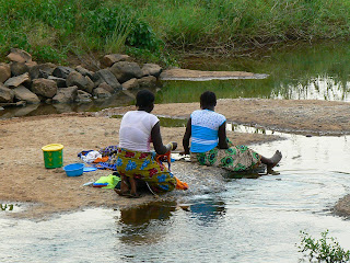 Imagini Mali: spala rufele la rau
