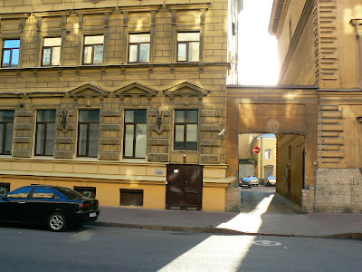 Cazare Rusia: Hostel Zimmer, intrarea in curtea interioara