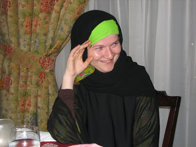 cum arata costumul de femei in Arabia Saudita: abaya