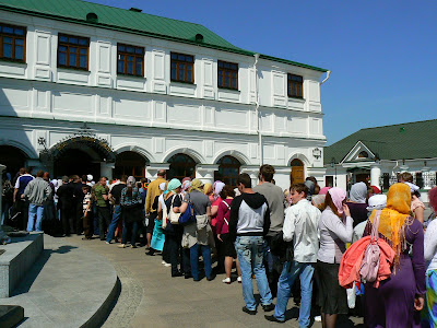 Imagini Ucraina: Pecharska Lavra Kiev, coada la moaste