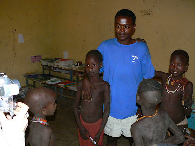 Imagini Etiopia - scoala in sat african - Hamer, profesorul cu premianta