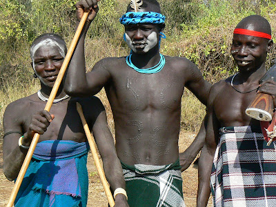 Obiective turistice: barbati mursi cu tatuaje pe corp