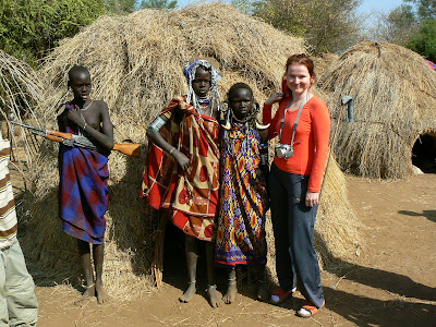 Imagini Etiopia: mursi - fata cu mitraliera