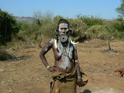 Obiective turistice Etiopia: fotomodel femeie goala mursi