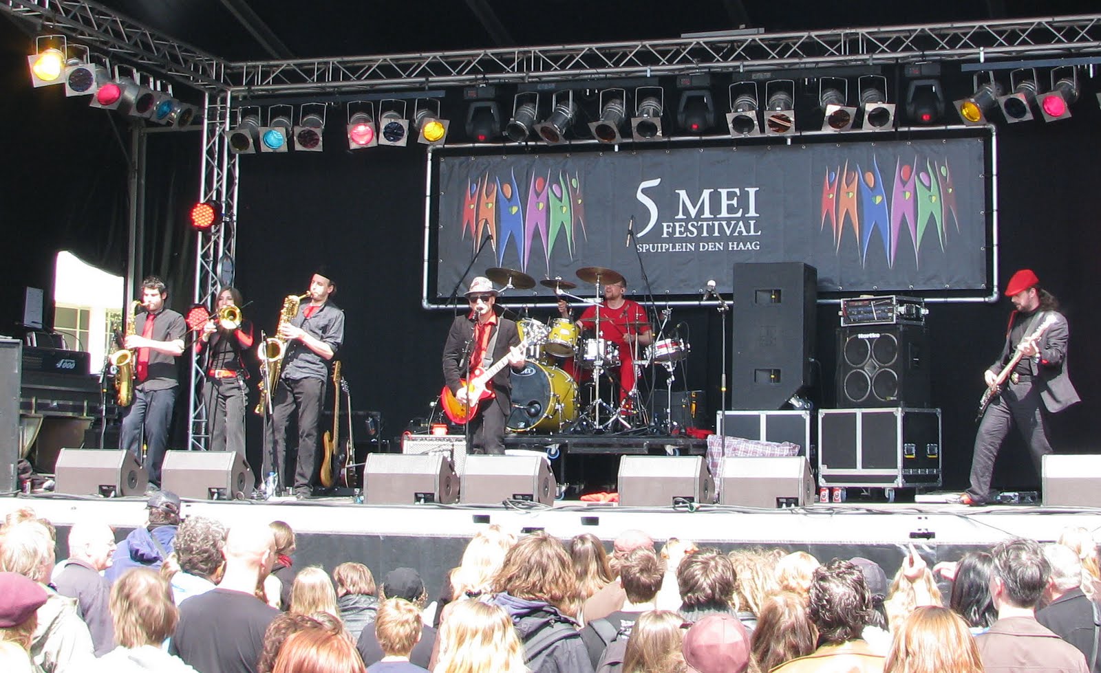 MuziekGezien Haags Spuiplein bijna te klein voor 5 mei festival MuziekGezien Haags Spuiplein bijna te klein voor 5 mei festival