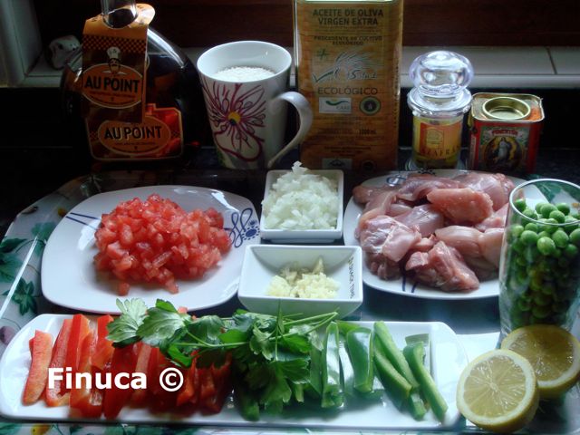  Arroz con pollo y guisantes frescos en Wok 