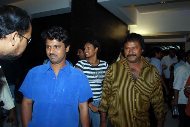 [naan-kadavul-premiere-002.jpg]