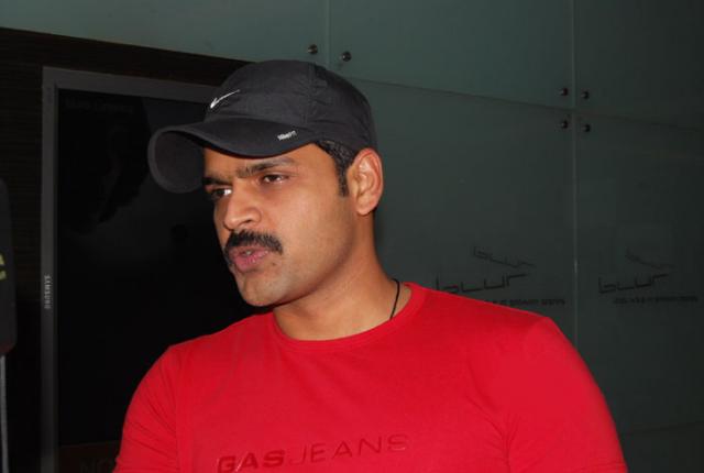 [naan-kadavul-premiere-008.jpg]