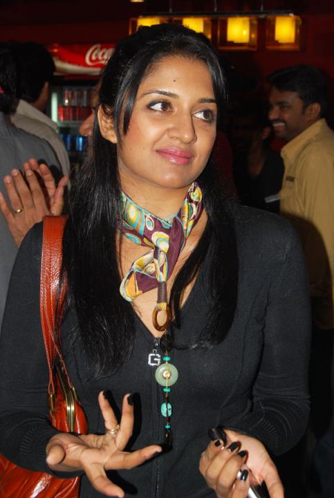 [naan-kadavul-premiere-015.jpg]