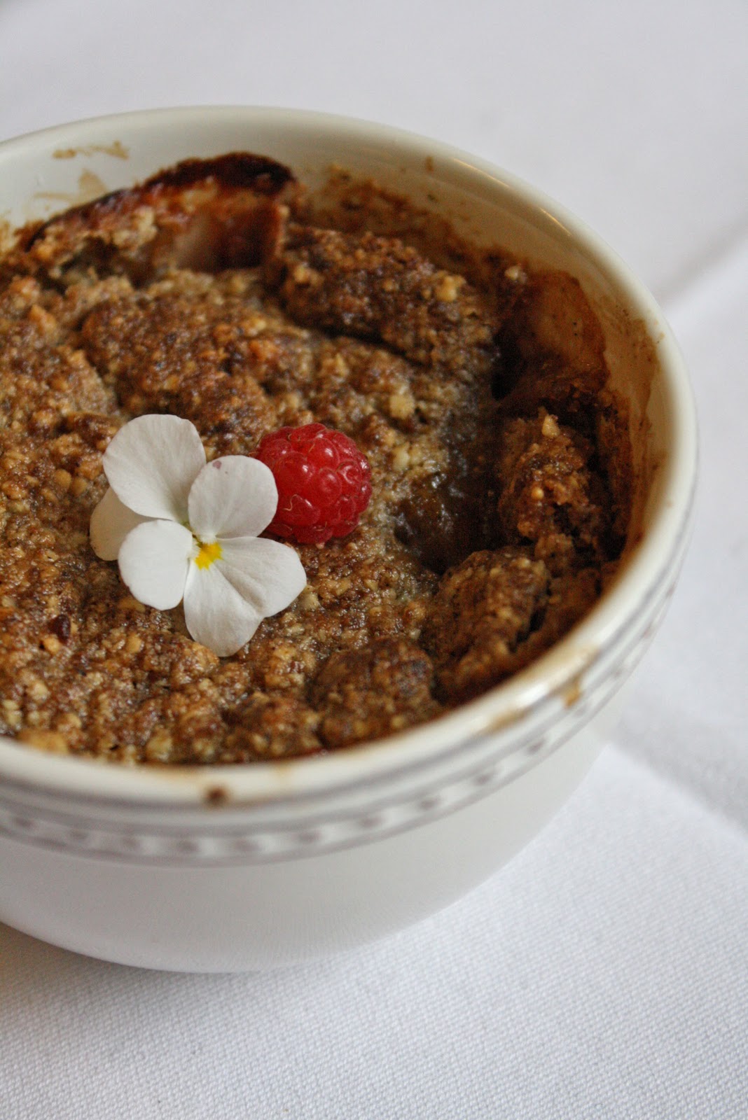 chocolat bleu Crumble aux abricots, nectarines et sarrasin