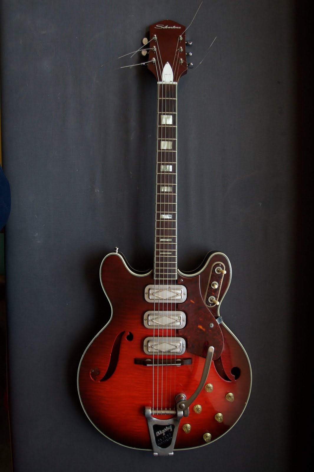 MCGINNIS DESIGN My 1968 Silvertone Guitar. Simply the Best.