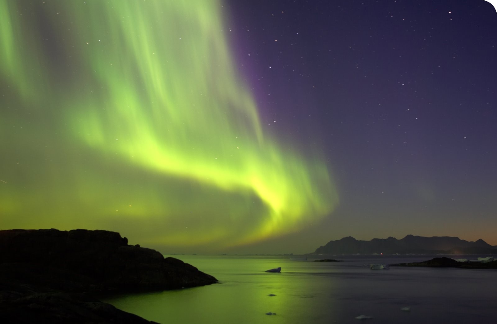 http://4.bp.blogspot.com/_DoDuN8q1K24/TF89co54y7I/AAAAAAAAALM/bz4rrBHRItU/s1600/Northern+Lights+over+the+fjords.jpg
