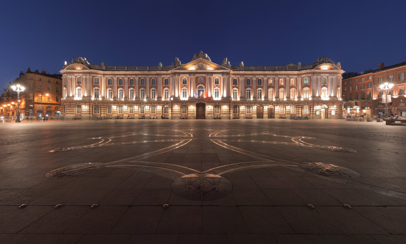[Toulouse_Capitole_Night_Wikimedia_Commons.jpg]