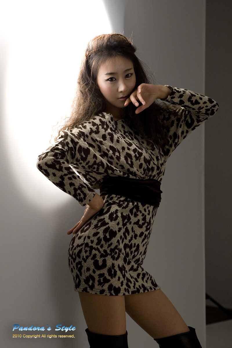Korean Sexy Model Girl Park Hyun Sun 박현선 With Snow Leopard Fashion