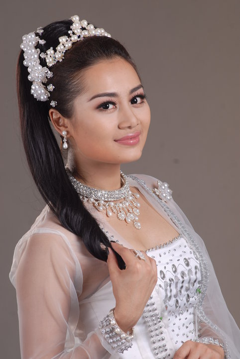 Myanmar Model Thiri Shinn Thant with Myanmar Wedding Dress