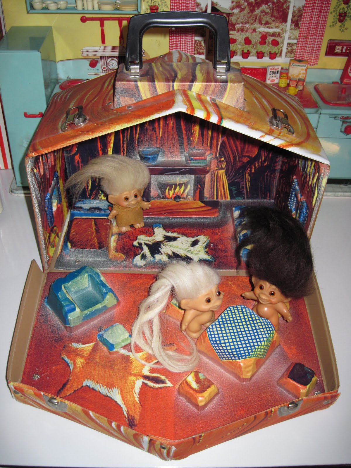 [troll+house+inside.JPG]