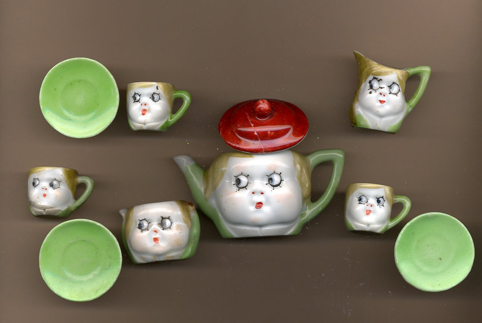[googly+tea+set.jpg]