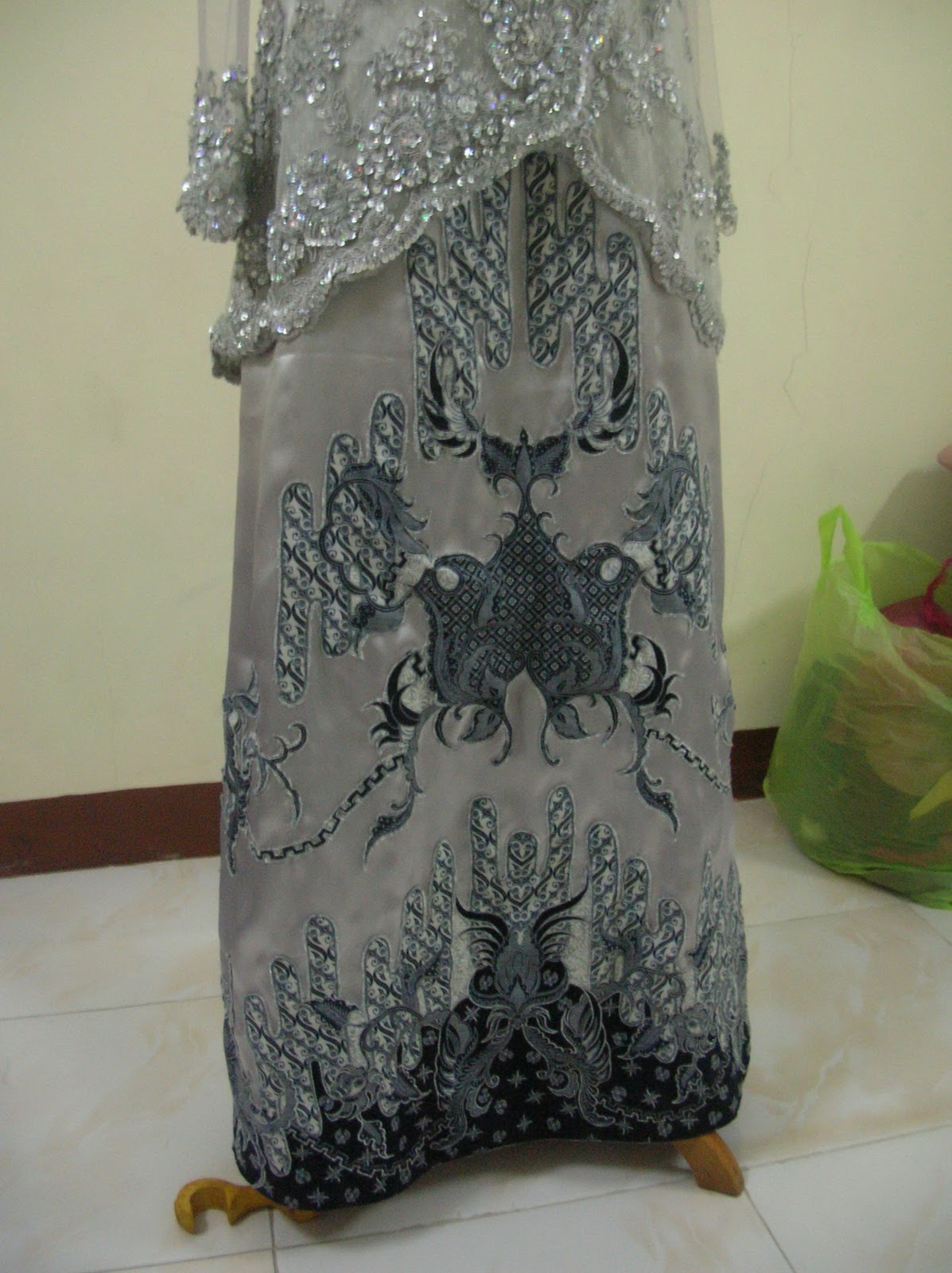 Desainer Kebaya Silver Abu abu dengan Batik Aplikasi dan 