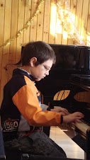Andrew cantand la pian