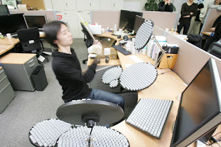Google 日本語入力ドラムバージョンで開発者が演奏中の様子を示す画像。
