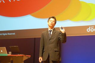 基調講演でAndroidについてプレゼンテーションしている方を示す画像。
