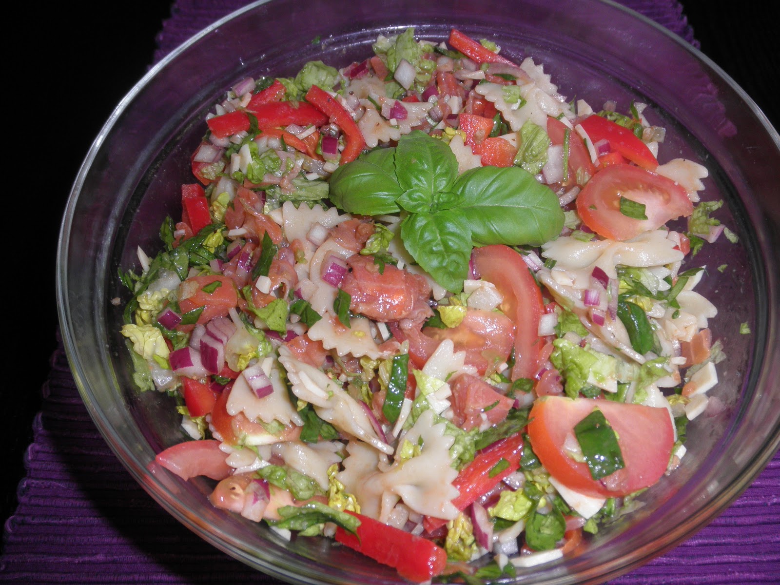 Røkelaks Salat Med Paprika Og Rødløk
