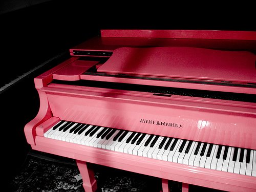 [pink+grand+piano.jpg]