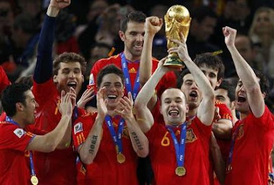 espana-campeon-del-mundo-sudafrica-2010-jugadores-espanoles-alzando-copa-mundial.jpg