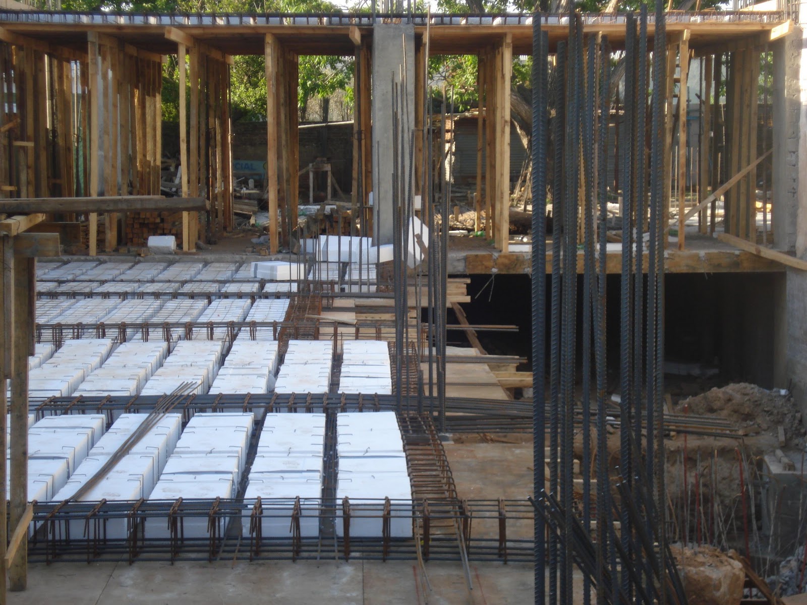 Edificio Cerbell: PREPARATIVOS PARA EL LLENADO DE LOSAS