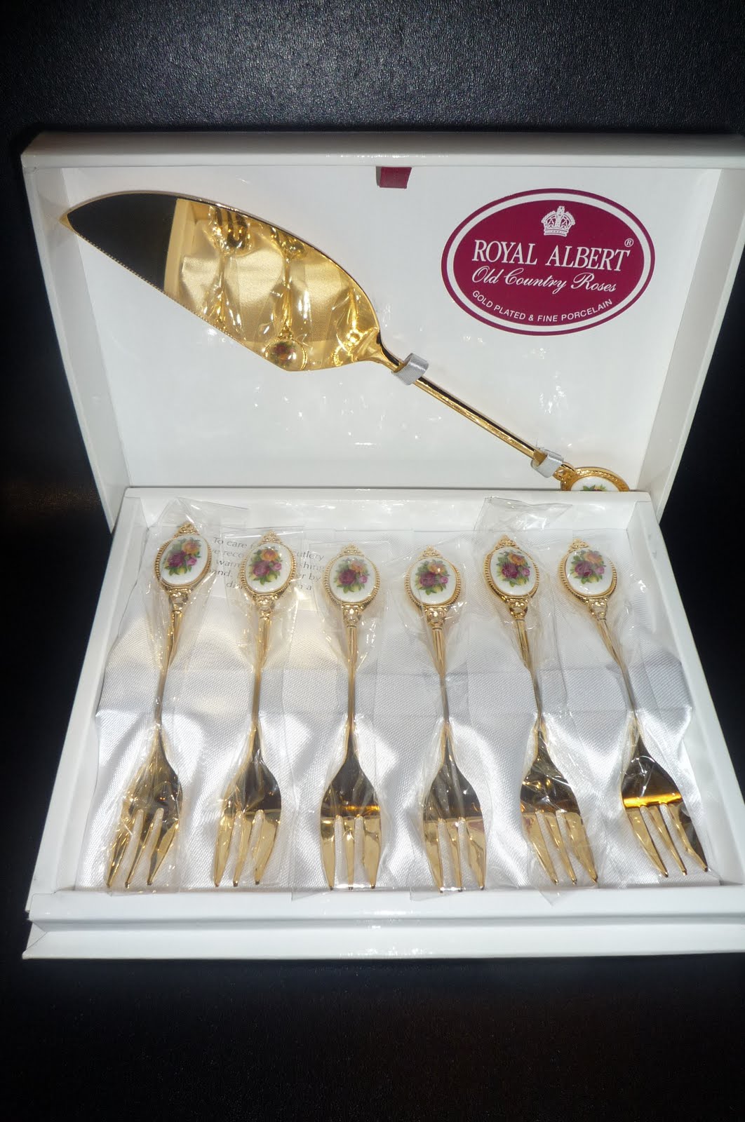 Busybeeroom Welcomes You: ROYAL ALBERT "OLD COUNTRY ROSES" CUTLERY BOX SET