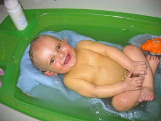 Sasha loved to bath, Saturday, April 16, 2005, 6:53 PM