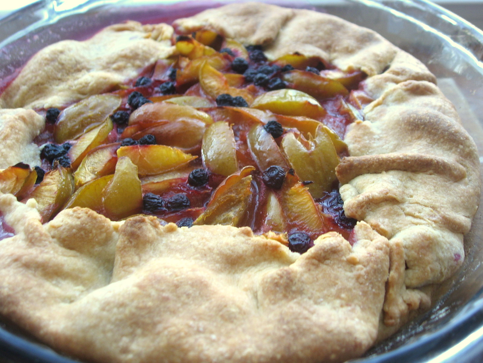 Пирог с яблоками и сливой
