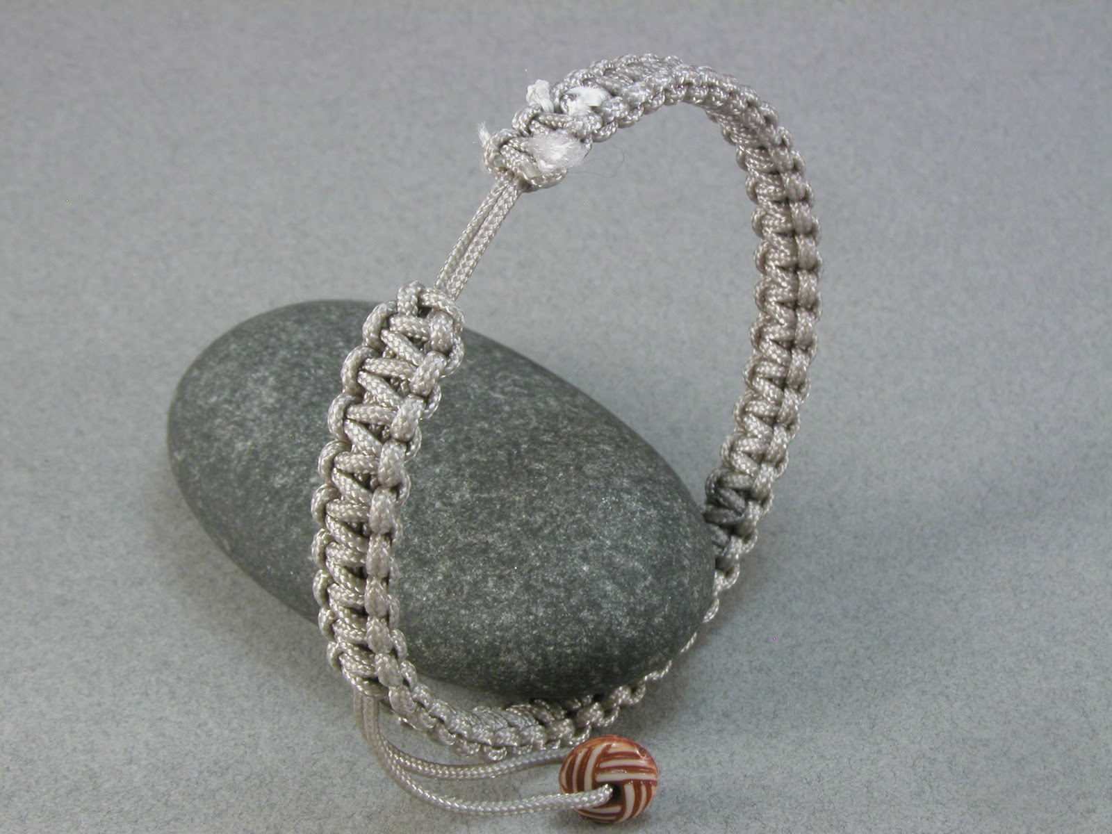 Knots and fiber bracelets: square knot macrame adjustable bracelet