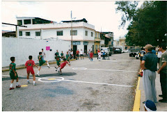 Niños participando en campeonato de futbolito en la calle transversal adyacente a la Plaza Miranda