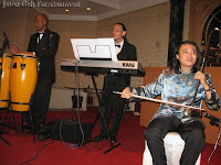 An image of the wedding music band performing live during the wedding dinner