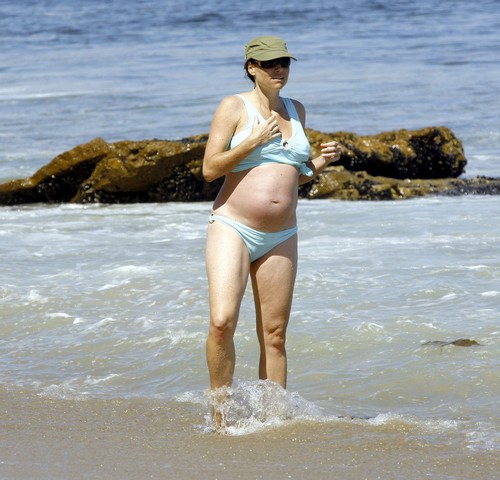 Minnie Driver showed off her baby bump