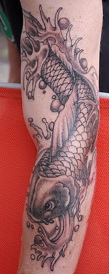 Tattoo Ikan Koi di Tangan