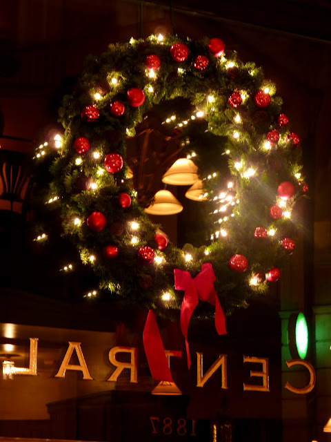 Cristalera del Cafe Central de Budapest adornada de Navidad