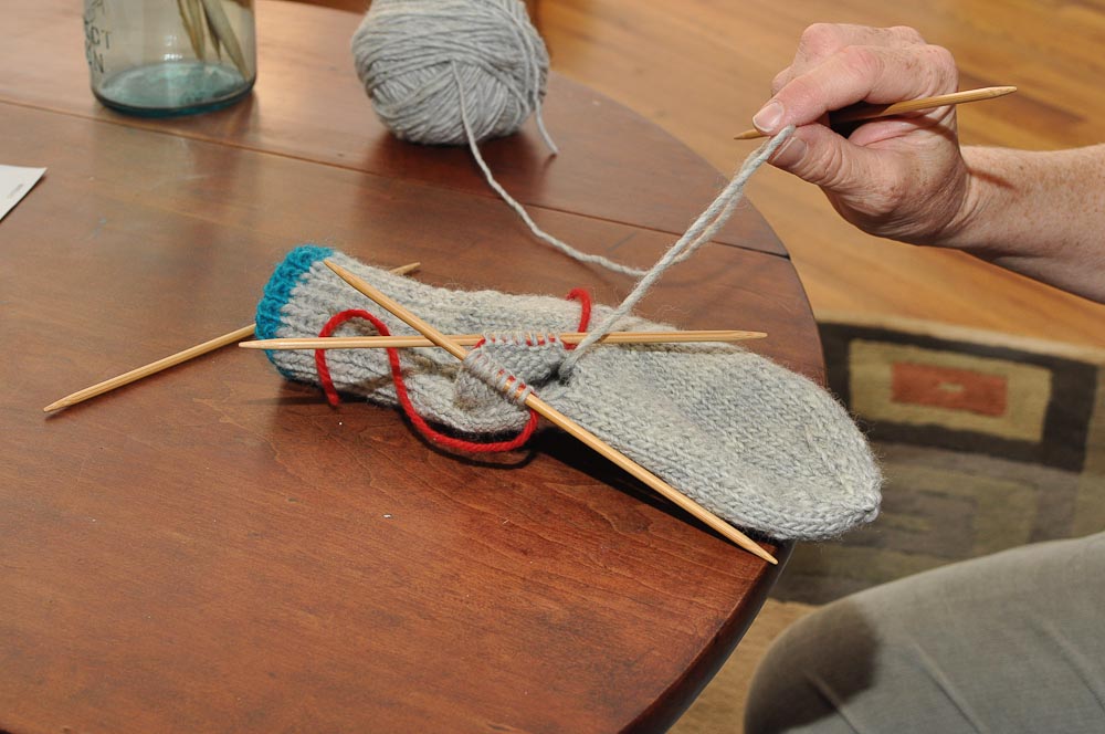 Two Left Feet how to knit a mitten, part 4 the thumb