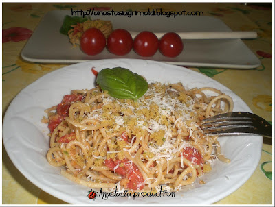 spaghetti con le briciole...  per il primo giorno d'estate?!?