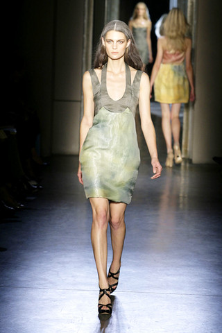 [Rue-Du-Mail-Podium-spring-fashion-2010-033_runway.jpg]