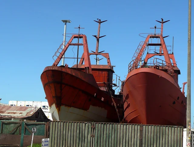 Barcos en reparación en puerto de Mar del Plata.