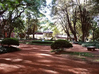 Plazoleta arbolada al frente del Jardín Botánico en Buenos Aires.