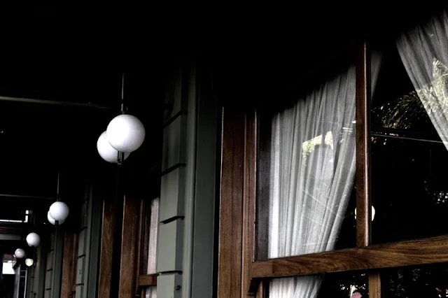 Foto de un ventanal y globos de luces en el porche.