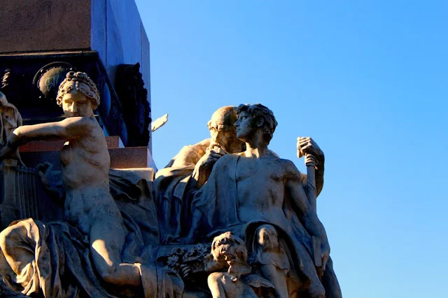Monumentos.Esculturas en la base Monumento a Mitre.