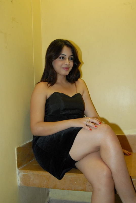 Suhani Showing Soft And Milky Legs Singham Actress